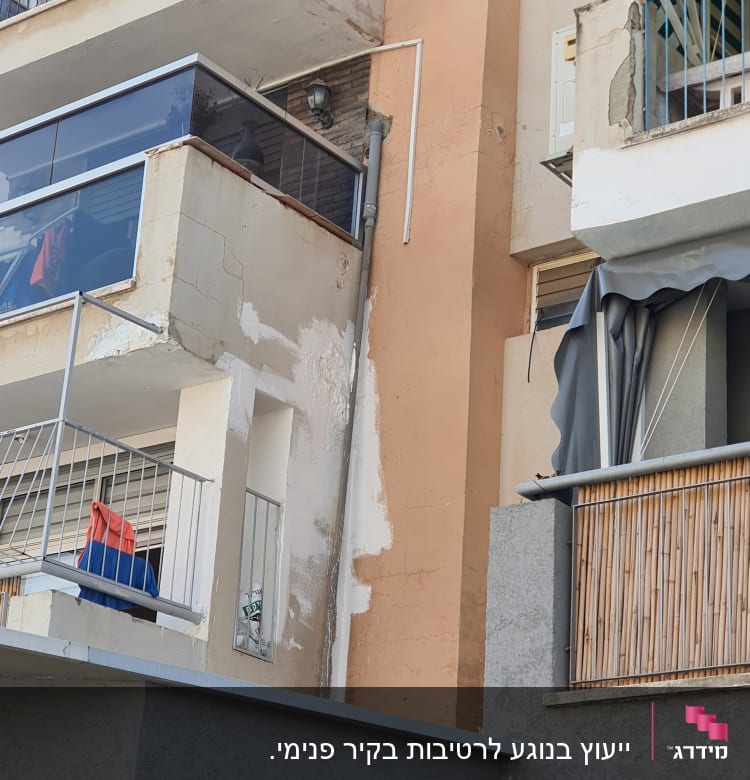 צינור מים חיצוני על קיר בניין